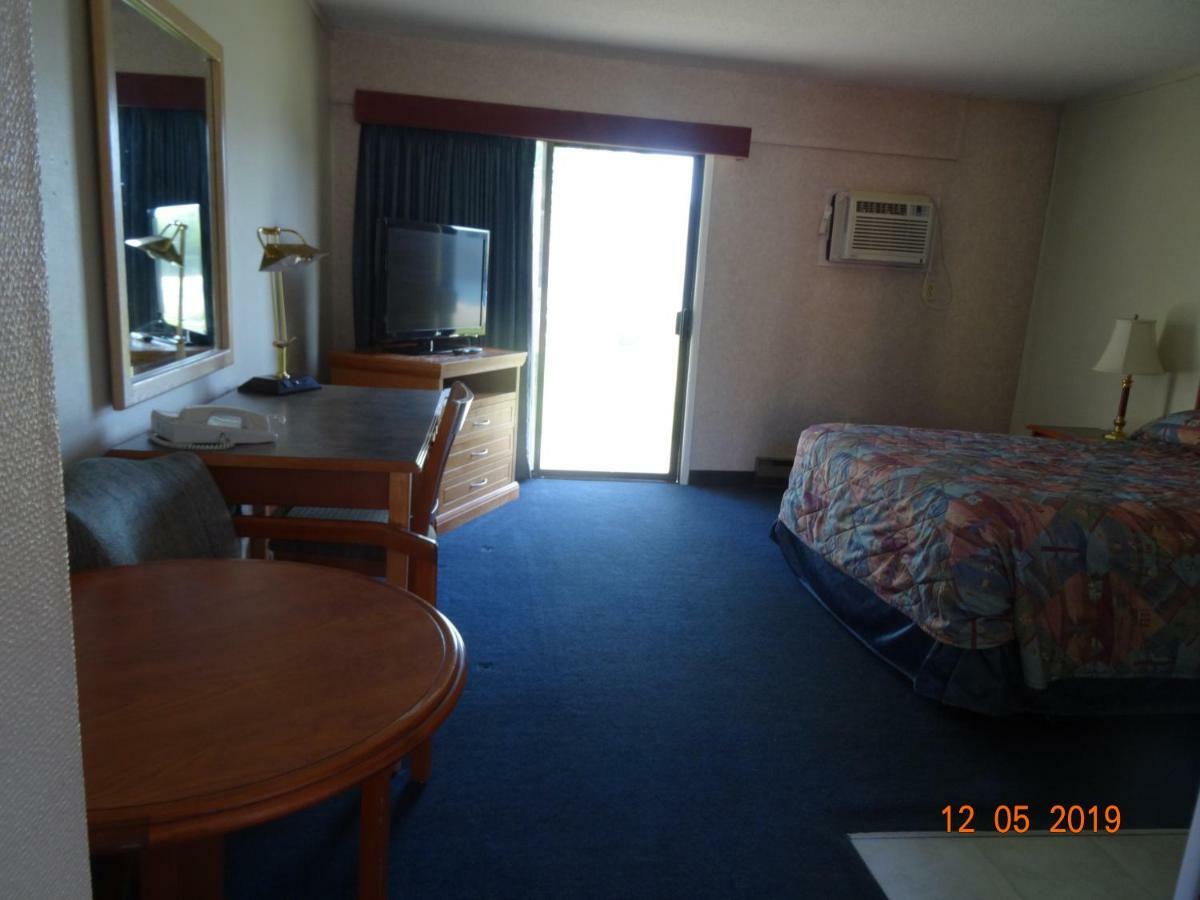 קמלופס Hospitality Inn מראה חיצוני תמונה